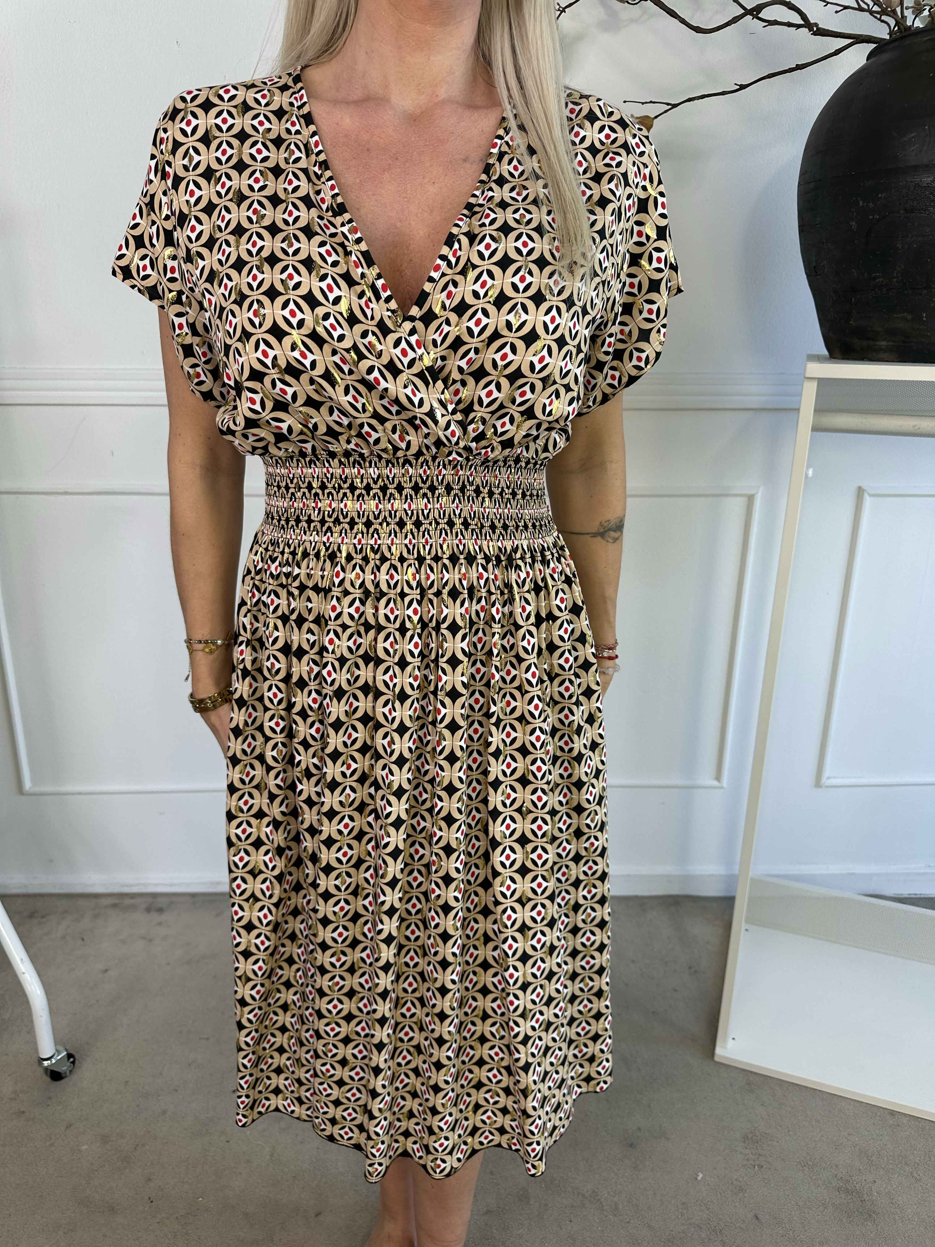 Sadie - Sød mønstret kjole i viskose med guld detaljer